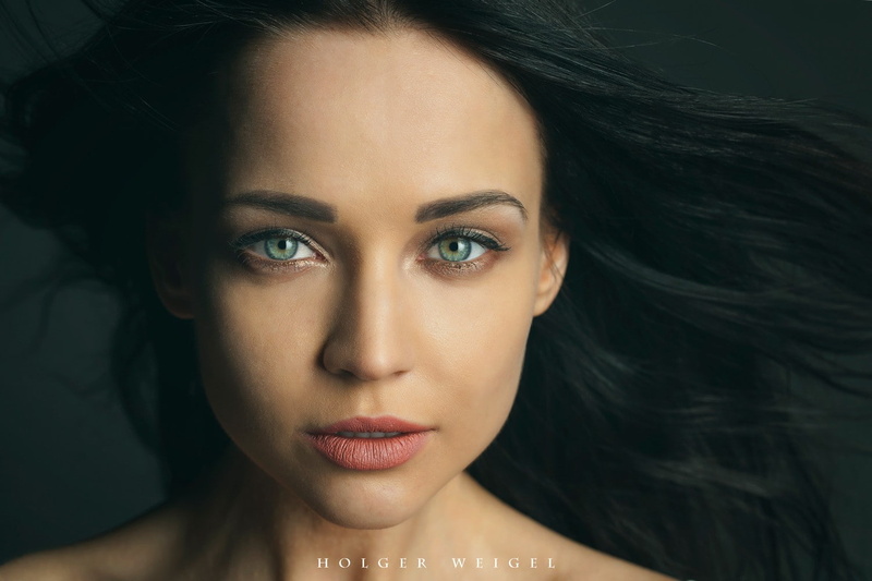 looking at camera, human face, indoors, one person, hairstyle, women, face, model, young adult, fashion, young women, real people, portrait, black hair