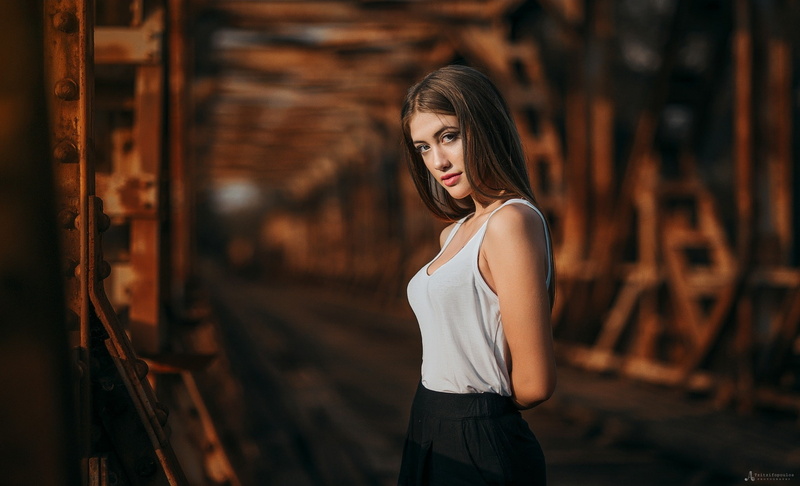 looking at viewer, skirt, Agelos Tzitzifopoulos, model, straight hair, auburn hair, long hair, depth of field, women, 1080P