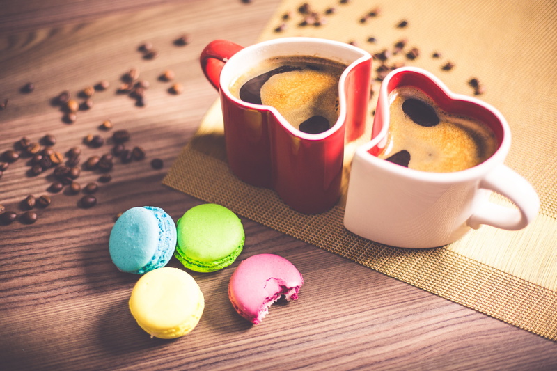 wood - material, romantic, freshness, macaroon, no people, day, brown, mat, mugs, coffee beans, indoors, sweet food, food and drink, mug, drink, couple