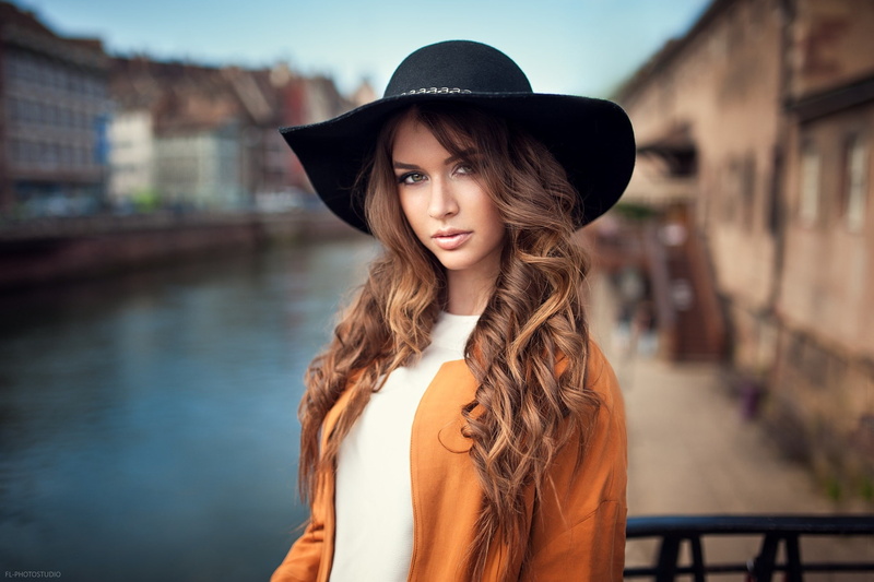 1080P, wavy hair, depth of field, looking at viewer, hat, river, long hair, brunette, women, millinery, portrait