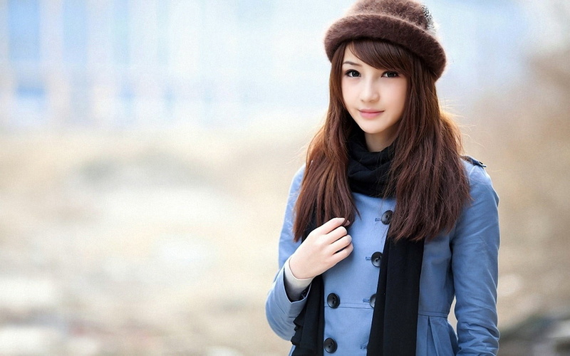 focus on foreground, warm clothing, winter, young women, real people, lifestyles, brunette, 720P, millinery, beauty, simple background, model, beautiful woman