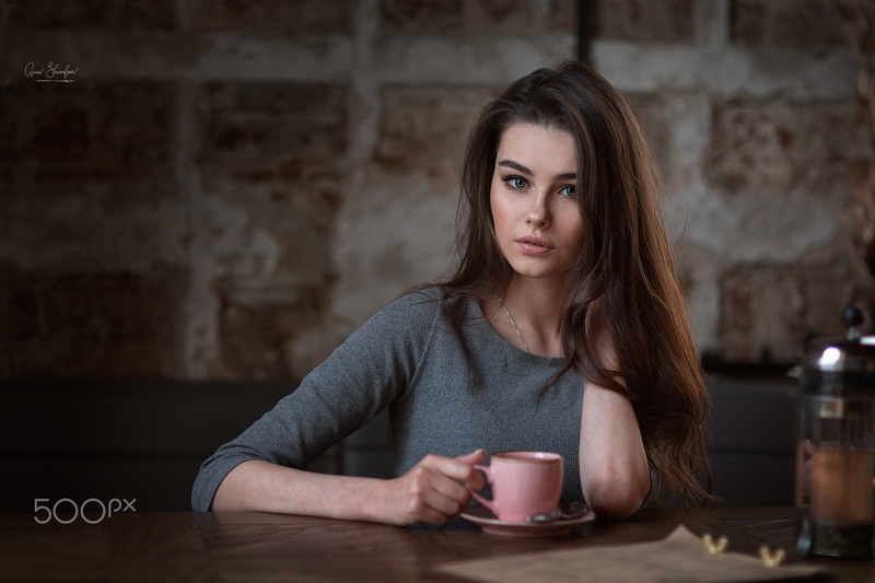 depth of field, Bogdana, women, brunette, model, 500px, 1080P, Bogdana Kadritskaya, women indoors, Anna Shuvalova, cup, portrait