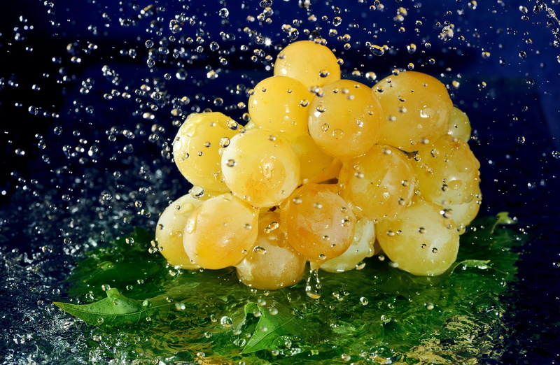 studio shot, no People, motion, close-up, bunch, food and drink, wellbeing, 4K, green color, raindrop, indoors, splashing, black background, sweet Food