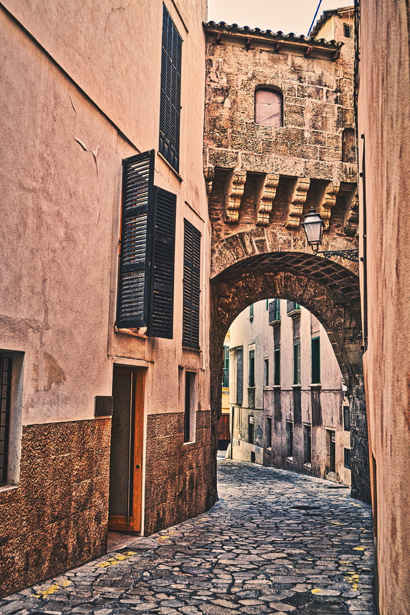 arch, architecture, alley, city, the past, direction, eng, palma, brick, history, building, built structure, 4K, outdoors, historically, shutters, wall
