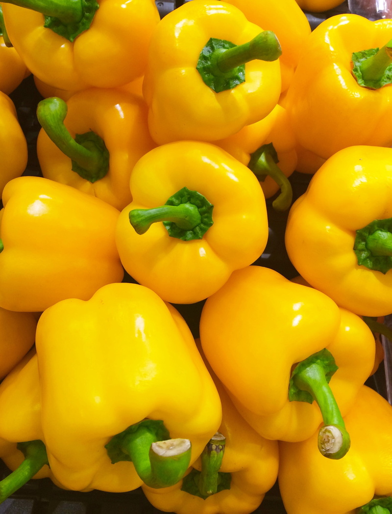 retail display, large group of objects, red bell pepper, pepper, supermarket, living, 2K, no people, still life, yellow bell pepper, bell, japan, paprika