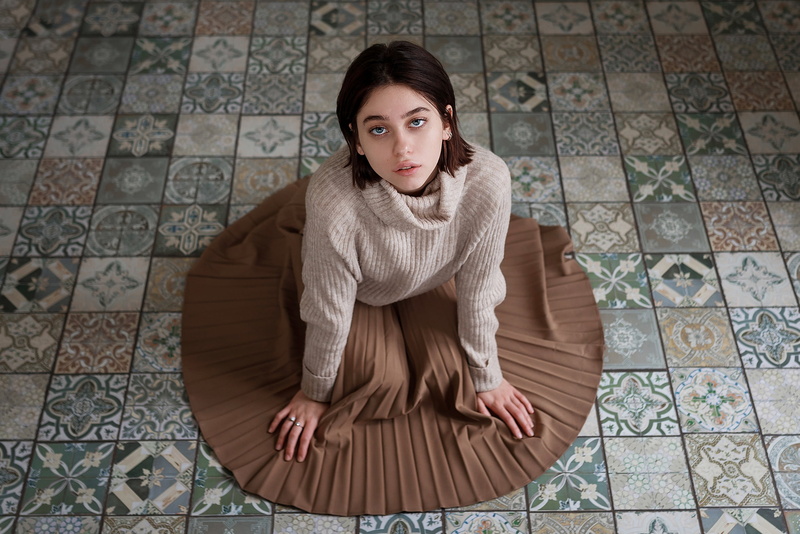 bokeh, on the floor, women, Knit Fabric, portrait, indoors, looking at viewer, 2K, Juliana Naidenova, model, kneeling, sweater, brunette, gray eyes, women indoors