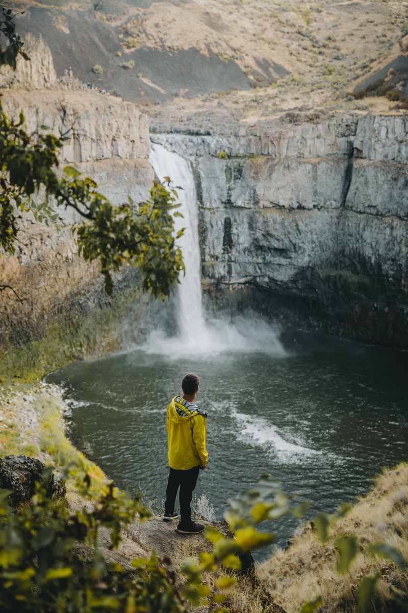 5K, screensave, fashion, daytime, wanderlust, style, cliff, nature, hike, one person, motion, scenics - nature, looking out, adventure, yellow coat, amazing