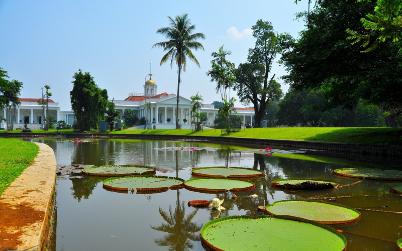 outdoors, architecture, sky, religion, building, growth, tree, lake, place of worship, Palaces, green, built structure, 1080P, water, Bogor Palace, reflection