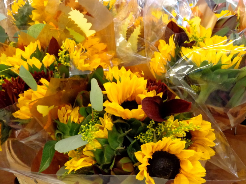 flower arrangement, beauty in nature, bouquet, flower head, fall background  for computer, flowering plant, inflorescence, nature, day, petal, fragility
