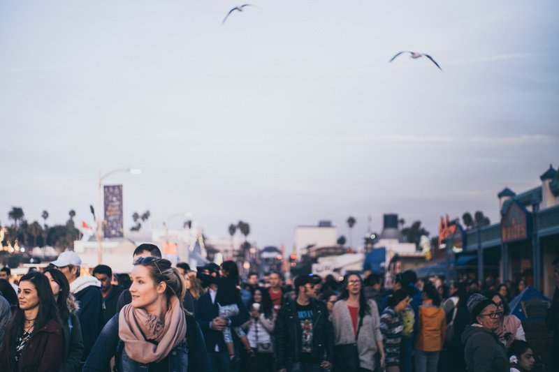 clothing, architecture, sunglasses, vertebrate, leisure activity, flying, beach, accessory, overcoat, outdoor, audience, pedestrian, 5K, gathering, accessories