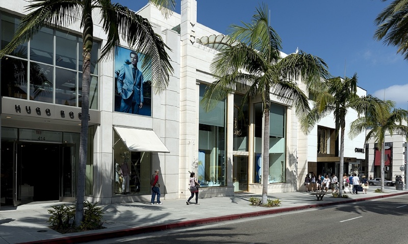 sign, residential district, group of people, usa, tropical climate, rodeo drive, california, building, stores, modern, built structure, boutique, plant