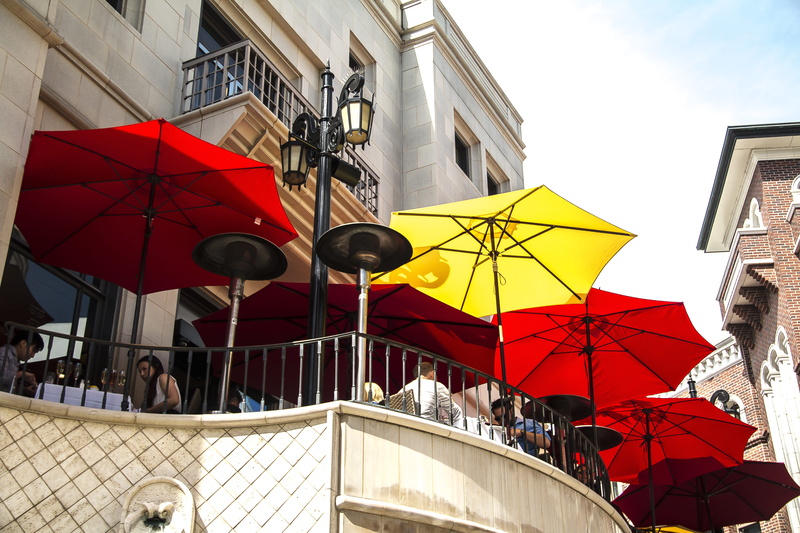 women, real people, rodeo, building, umbrella, drive, road, boutique, beverly, wealth, shopping, resturant, eating, tourism, hills, low angle view, incidental people