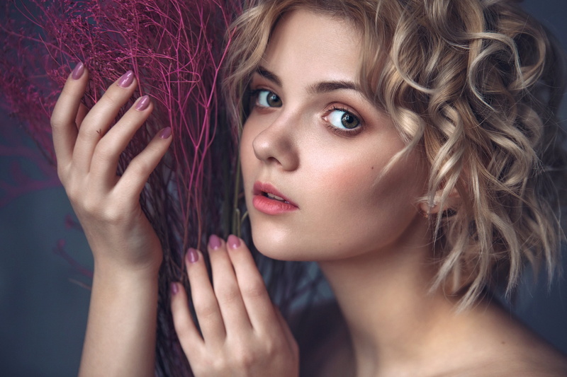 Cali, earring, blonde, women indoors, portrait, looking at viewer, painted nails, face, women, bokeh, bare shoulders, 2K, Victoria Sokolova, model, indoors