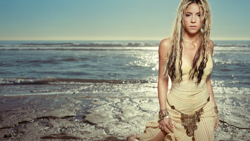 celebrity, blond hair, sky, horizon, beach, singer, contemplation, horizon over water, 1080P, hair, women outdoors, outdoors, Shakira, fashion, young adult