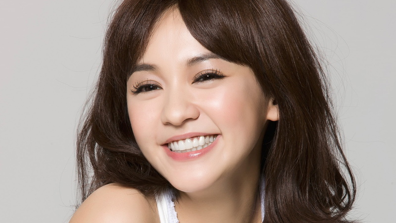 teeth, smiling, hair, young adult, close-up, brunette, 1080P, brown eyes, positive emotion, women, one person, toothy smile, headshot, human face, indoors