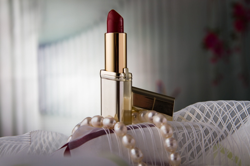 lipstick, makeup, textile, day, no people, bedroom, home interior, indoors, 4K, table, perfume sprayer, bed, beautiful, selective focus, fashion, beauty