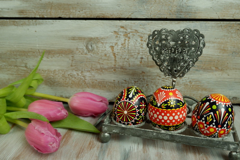 close-up, easter eggs, painted eggs, easter, tulips, osterkorb, heart shape, ribbon, easter greetings, no people, choice, wax technique, close up, decoration
