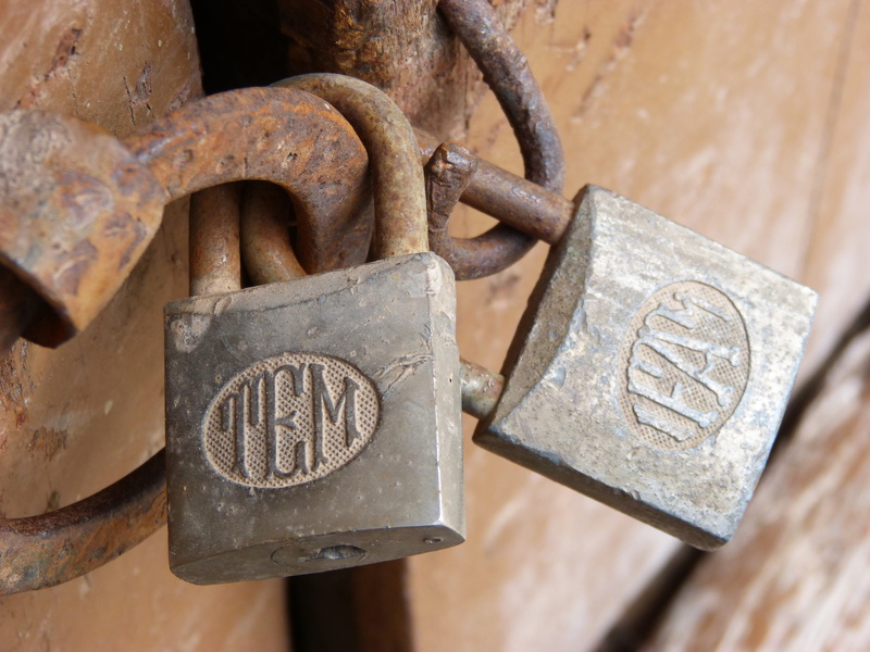 day, make sure, boundary, security, old, close, rusty, lock, ensure, gate, barrier, focus on foreground, rust, padlock, safety, iron, chain, close-up, communication