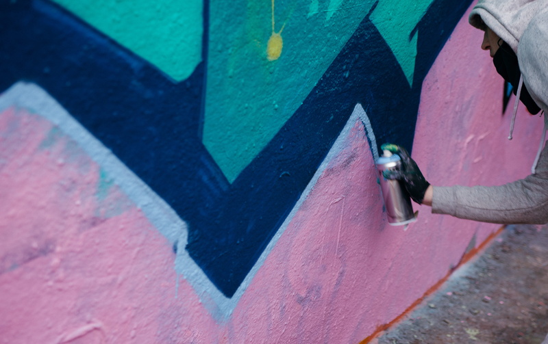 art and craft, real people, human hand, aerosol can, creativity, art, day, 5K, spraying, street art, holding, making, body part, men, hand, person, paint