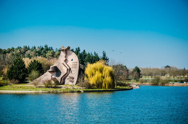 outdoors, blue, built structure, day, water, no people, architecture, tranquil scene, lisses, trees, beauty in nature, copy space, clear sky, green, lake