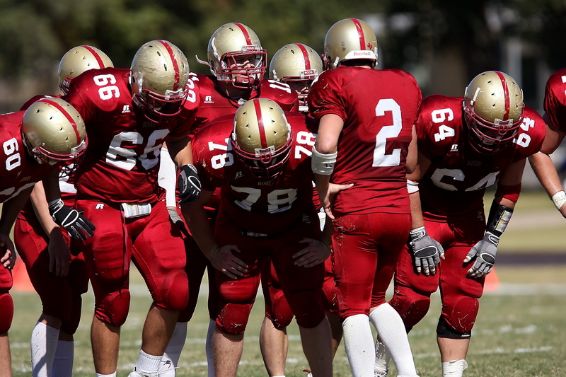 ers, huddle, sport, san, 2K, strategy, football field, football team, people, field, play call, meeting, headwear, gridiron, group of people, teamwork