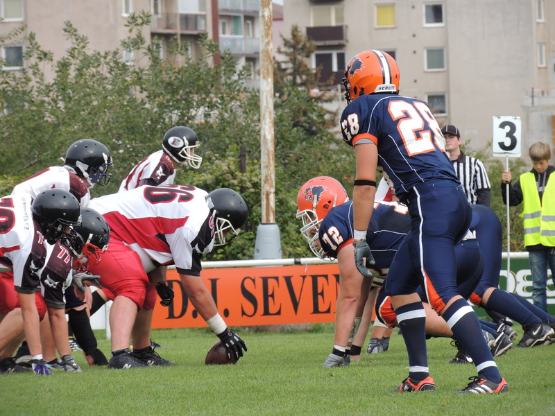 real people, protection, huddle, protective clothing, headwear, occupation, group of people, athletes, full length, crouching, people, american football field