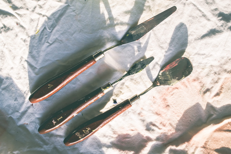 close-up, tools, 4K, painting, still life, no people, palette knife, plant, plant part, day, rag, land, beauty in nature, reflection, equipment, paper