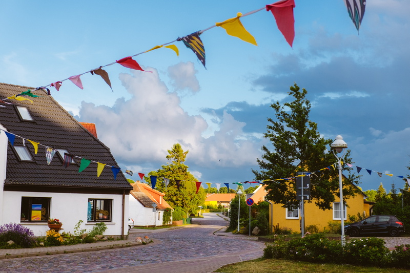 village, 4K, sight, belief, arkona, cloud - sky, rugia, heritage, straw, landscape, europe, europa, coastal, vitt, baltic, flag, white, wittow, green