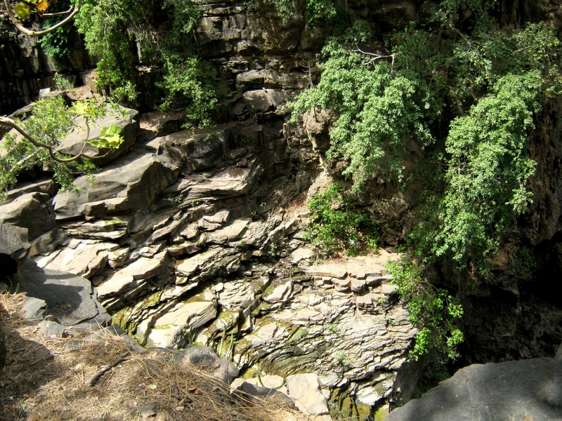 solid, 2K, green color, nature, rock - object, land, rainforest, tranquil scene, flowing, beauty in nature, scenics - nature, sunlight, formation, non-urban scene