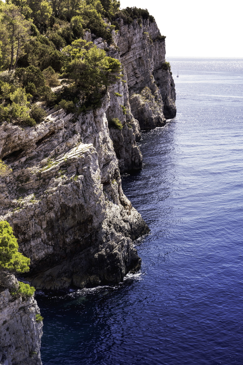 beauty in nature, outdoors, coast, idyllic, shore, clif, high angle view, shoreline, sea, summer, vacation, cliff, solid, non-urban scene, rock, rock formation