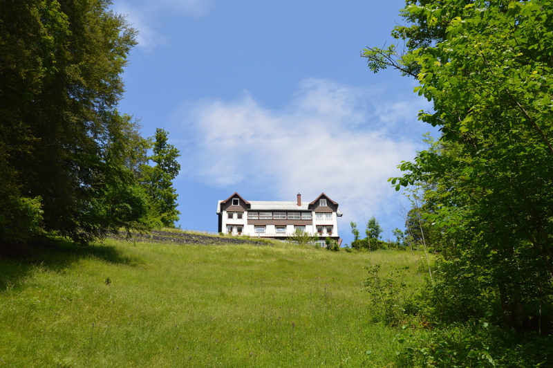 no people, outdoors, field, oberallgäu, building exterior, Summer Holiday, built structure, allgäu, growth, house in the green, distant, bergdorf, day