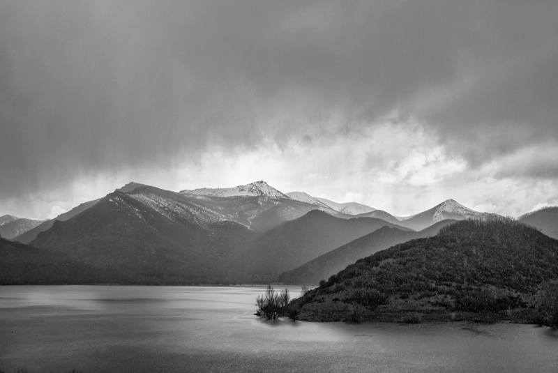 lake, idyllic, rain, snowcapped mountain, sky, los barrios de luna, mountain range, mountain, tranquil scene, scenics - nature, 4K, embalse barrios de luna