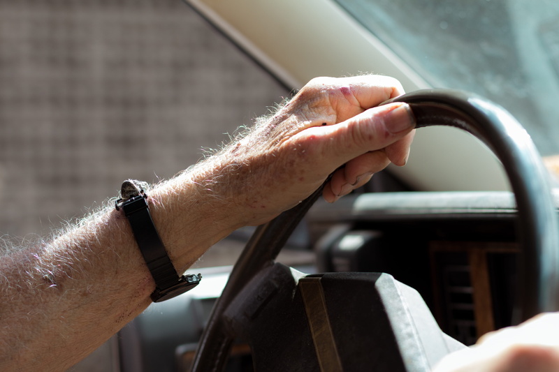 old hands, ride, autopista francisco fajardo, lifestyles, holding, human hand, close-up, leisure activity, old, hand, wrinkles, time, wheel, car, sunlight
