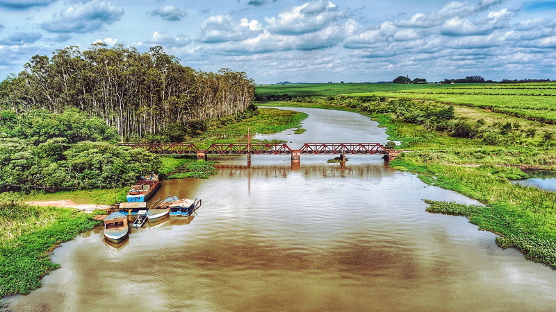 green color, outdoors, cloud - sky, water, bridge, nature, connection, built structure, day, reflection, growth, bridge - man made structure, salto grande