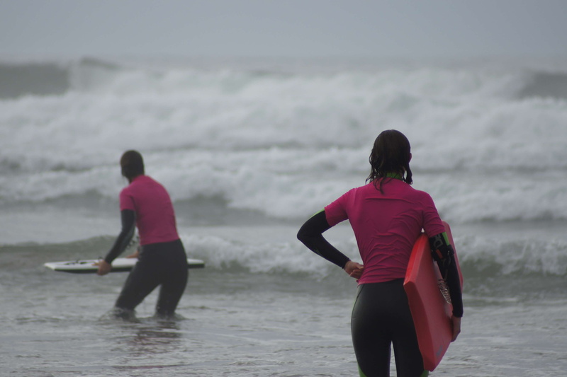 people, surf, choice, vacations, lifestyles, outdoors, women, nature, sport, two people, real people, wave, standing, beach, leisure activity, motion, 4K