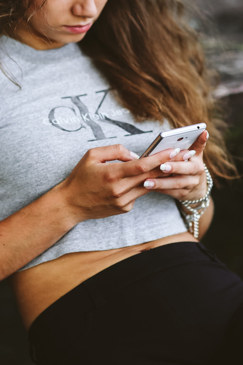 text Messaging, phone, smart Phone, beauty, hairstyle, communication, adult, leisure activity, only women, femine, hands, casual clothing, 2K, indoors