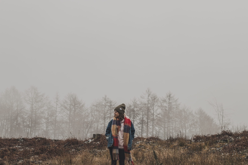 cold temperature, plant, lifestyles, frost, one person, zing, sky, fog, scarf, scenic, tree, snow, trees, non-urban scene, frozen, beauty in nature, winter
