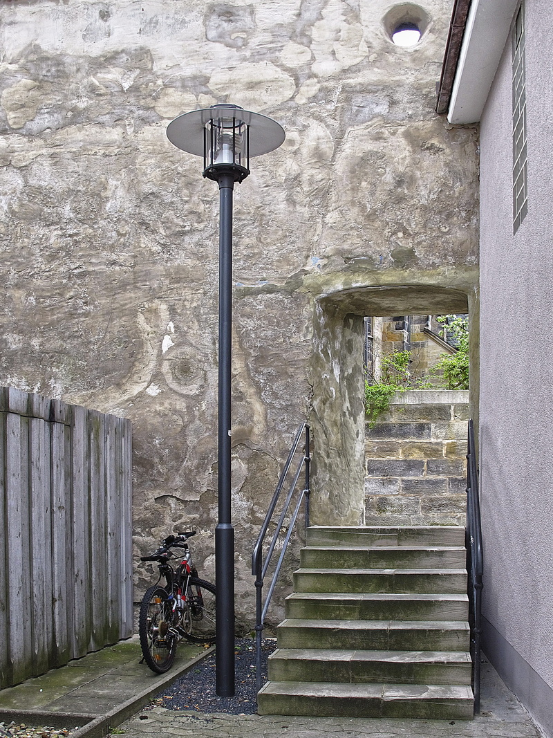 bicycle, outdoors, wall, mode of transportation, archway, direction, gradually, street lamp, 2K, city, lantern, the way forward, land vehicle, day, building exterior