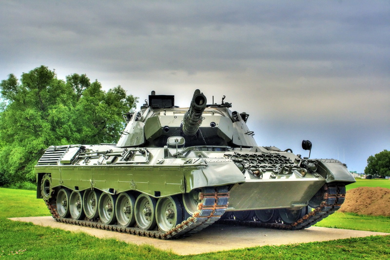 day, aggression, war, sky, government, mode of transportation, armored tank, conflict, alloy, fighting, security, plant, leopard 1, weapon, military, land