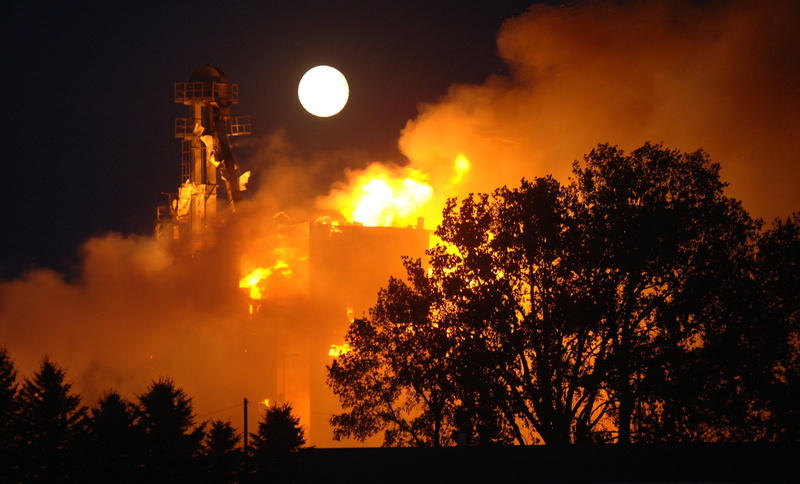 environmental damage, plant, burning, smoke, pollution, outdoors, fire, night, silhouette, nature, fire - natural phenomenon, air pollution, farmers elevator