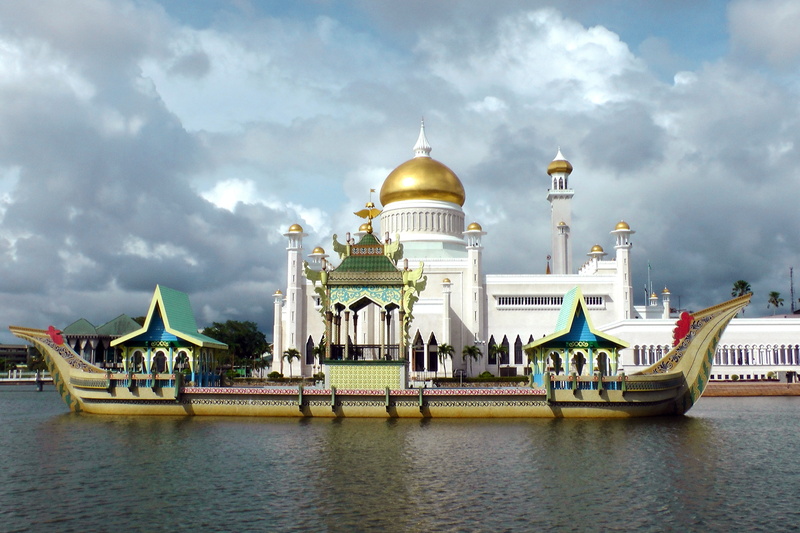 brown, travel destinations, saifuddin, place of worship, ship, green, built structure, dome, tourism, outdoors, city, water, 4K, building exterior, incidental people