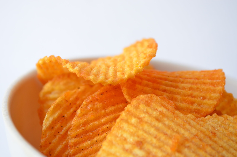 white, junk, crispy, open, potatoes, potato chip, fried, 4K, prepared potato, potato, close-up, bowl, selective, indoors, chips, no people, fast food