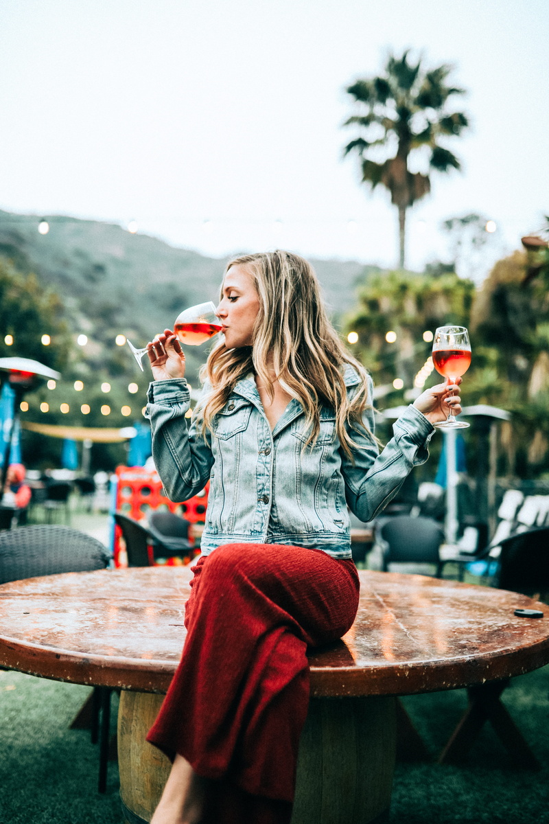 lifestyles, tree, double fisting, refreshment, food and drink, wooden, focus, blue, bokeh, glass, drink, drinking, holding, boca, wineglass, leisure activity
