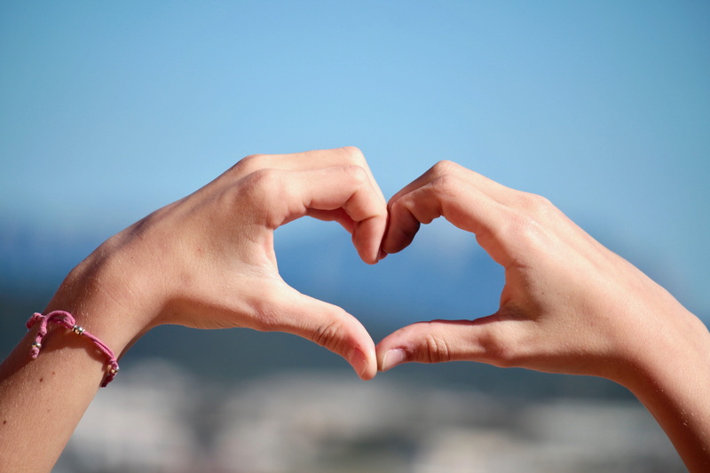 heart shape, finger, 5K, emotion, women, togetherness, colored background, human hand, adult, human arm, sign, positive emotion, valentines day, love
