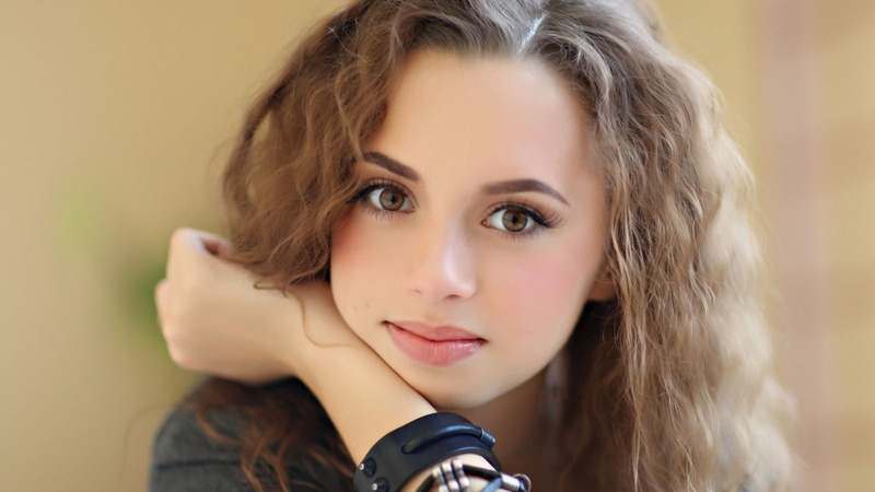 human face, beautiful people, human body part, hair, women, close-up, human hair, indoors, brown eyes, 720P, model, portrait, hairstyle, one person, headshot