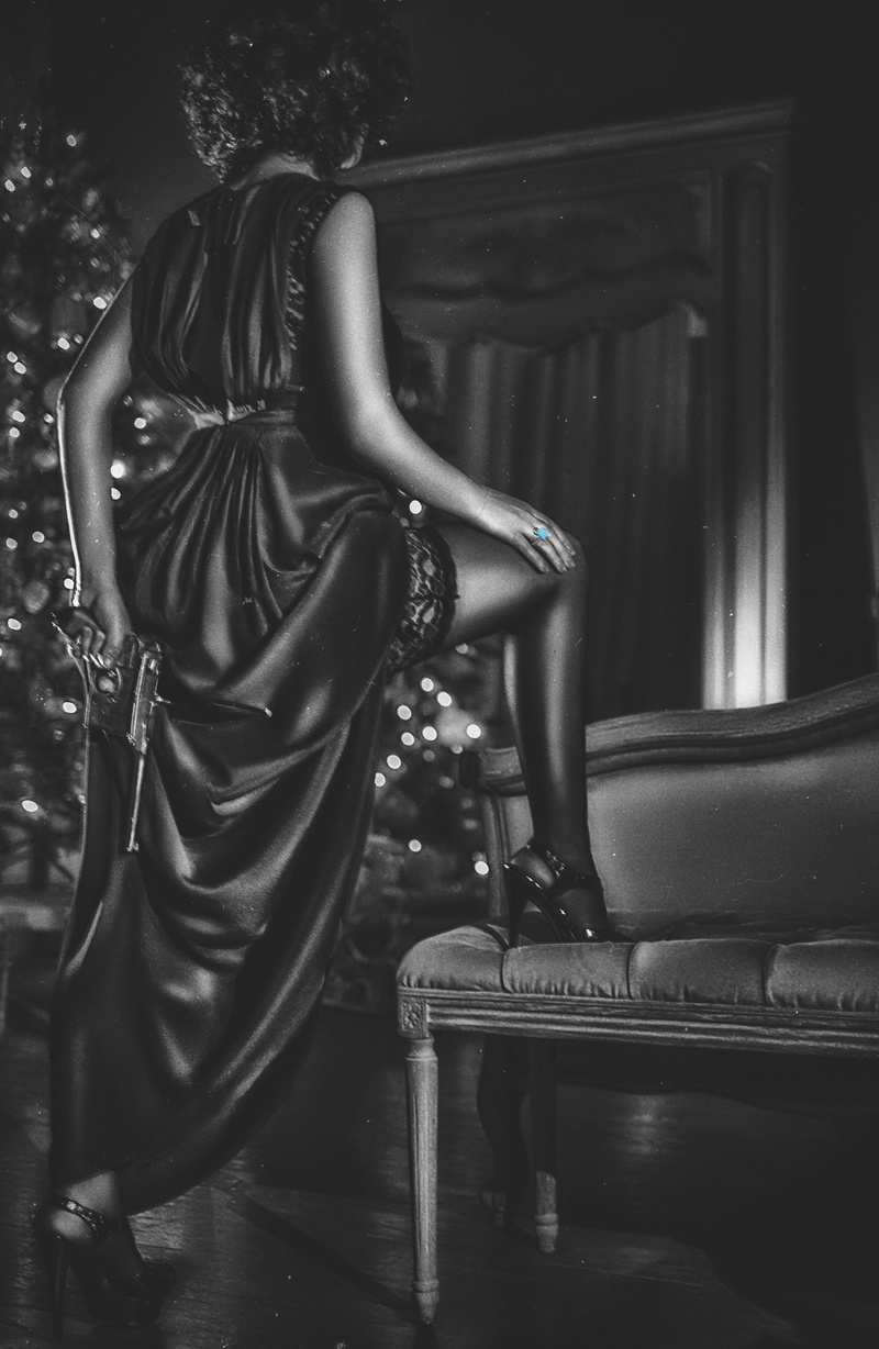 heel, 4K, treason, foot, art and craft, sofa, representation, gun, female hands, bed, punishment, girl, lady, females, christmas tree, shoe, right, leisure activity
