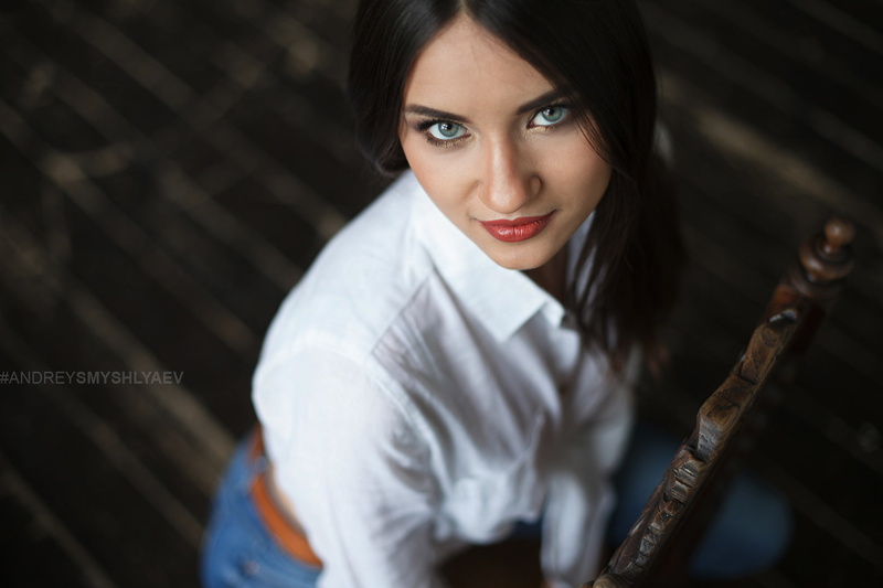 depth of field, young adult, red lipstick, 1080P, musical instrument, lifestyles, shirt, beauty, adult, hair, portrait, one person, casual clothing, hairstyle