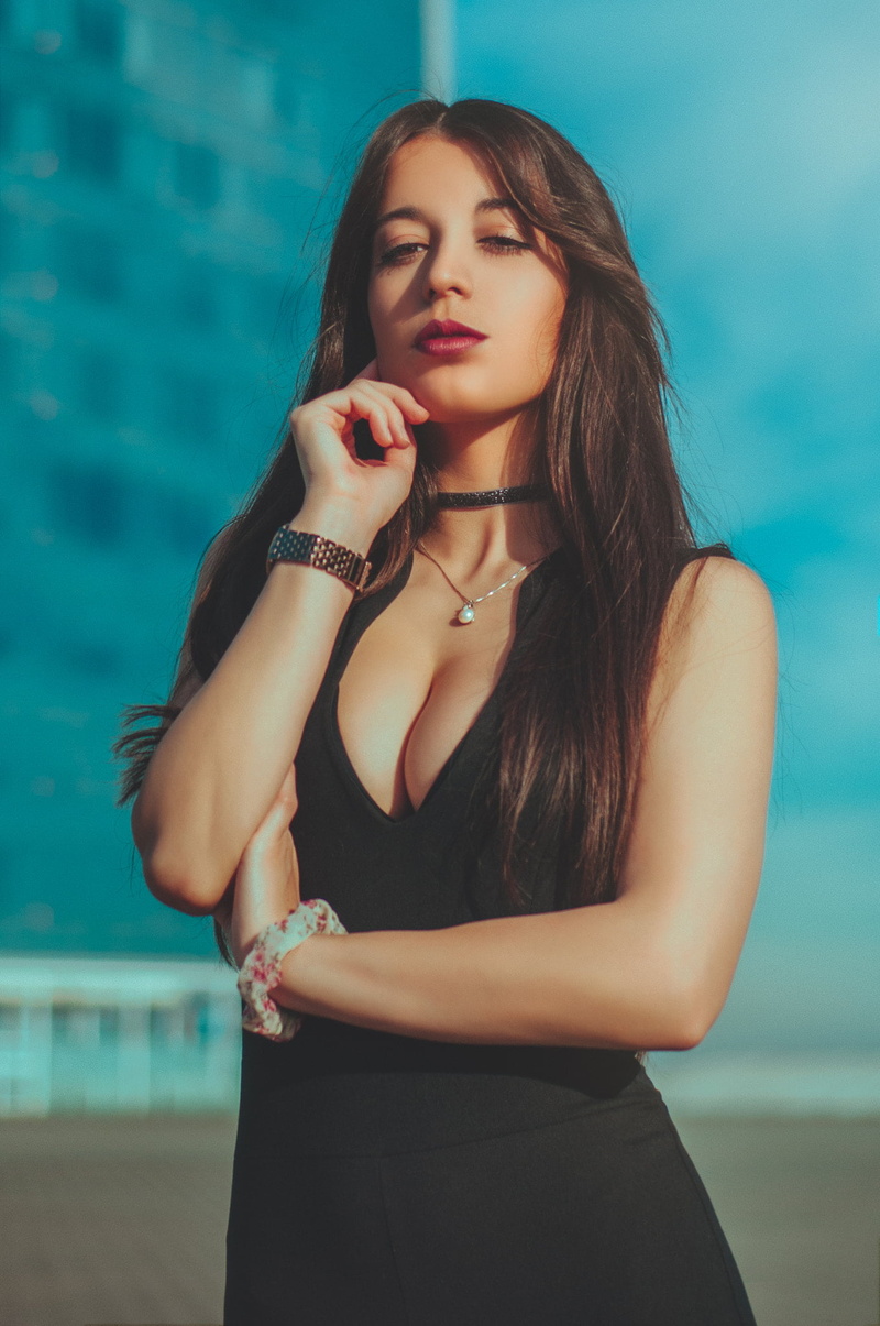 model, Gina Blanch, 1080P, cleavage, Ruben Cid, women, 500px, blue background, necklace