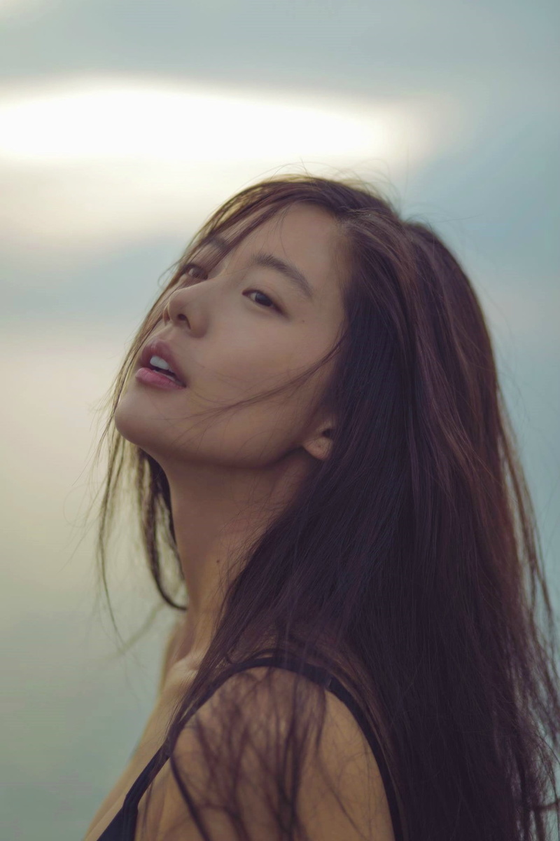 contemplation, adult, 1080P, emotion, s, hair, black, happiness, human hair, beautiful woman, strap, beauty, hairstyle, headshot, brown hair, one person