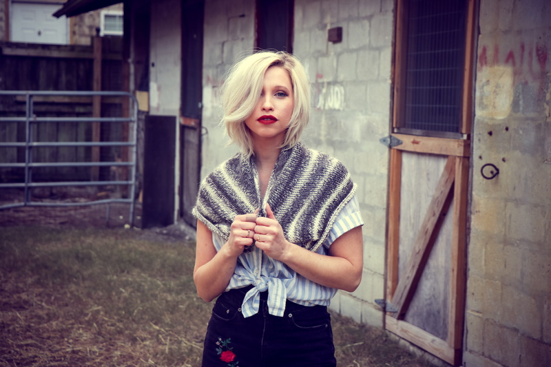 waist up, blonde, beauty, adult, person, red lips, wear, casual clothing, 5K, farm, barn, beautiful woman, woman, one person, girl, front view, standing
